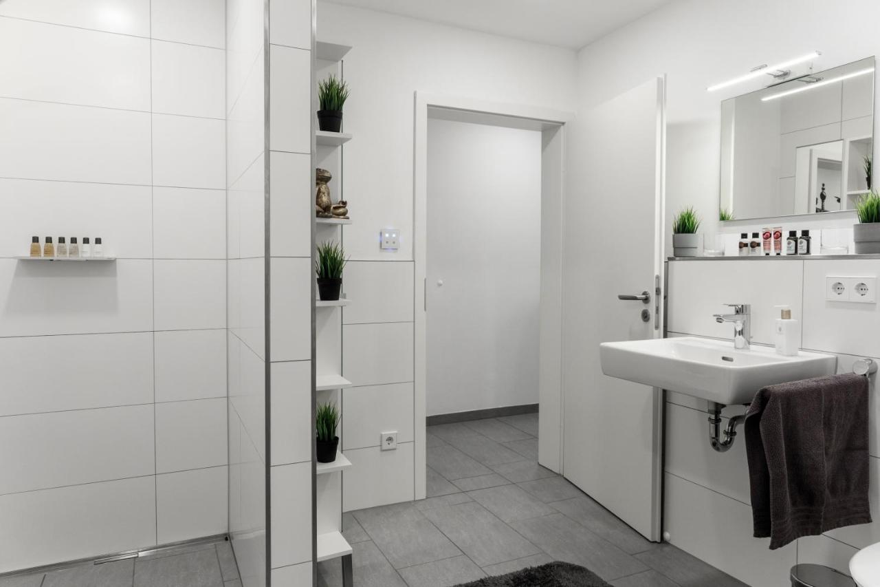 Auszeit Apartment Westend: Lakeside Retreat with 4 Bedrooms and Free Parking Friedrichshafen Exterior photo